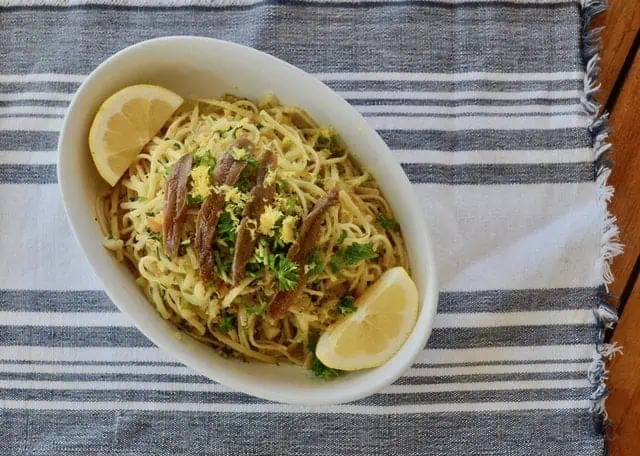 Linguine with breadcrumbs, parsley, lemon and anchovies