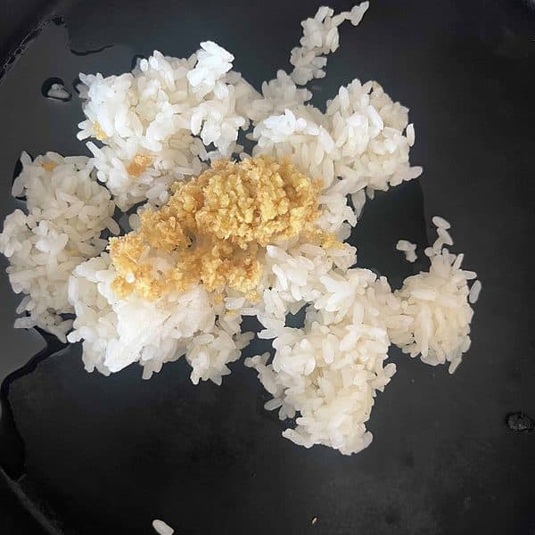 Frying rice and ginger in a pan